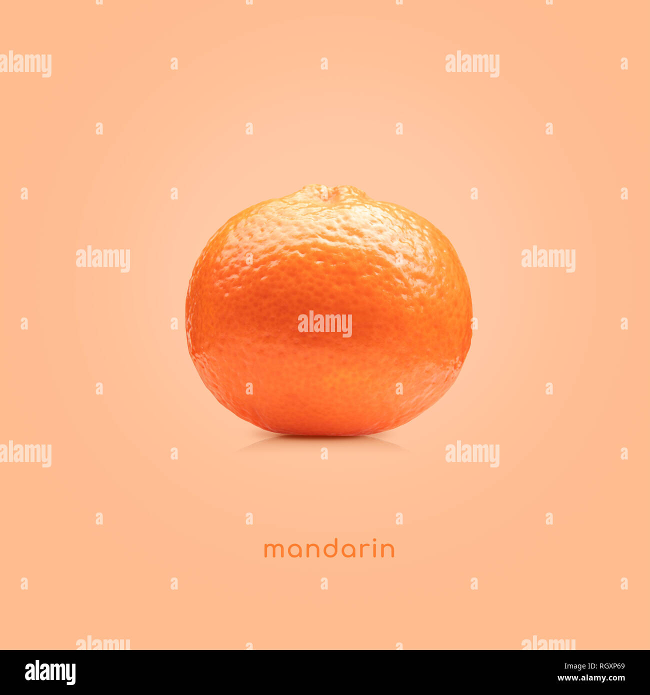Mandarin Obst auf rotem Hintergrund isoliert Stockfoto