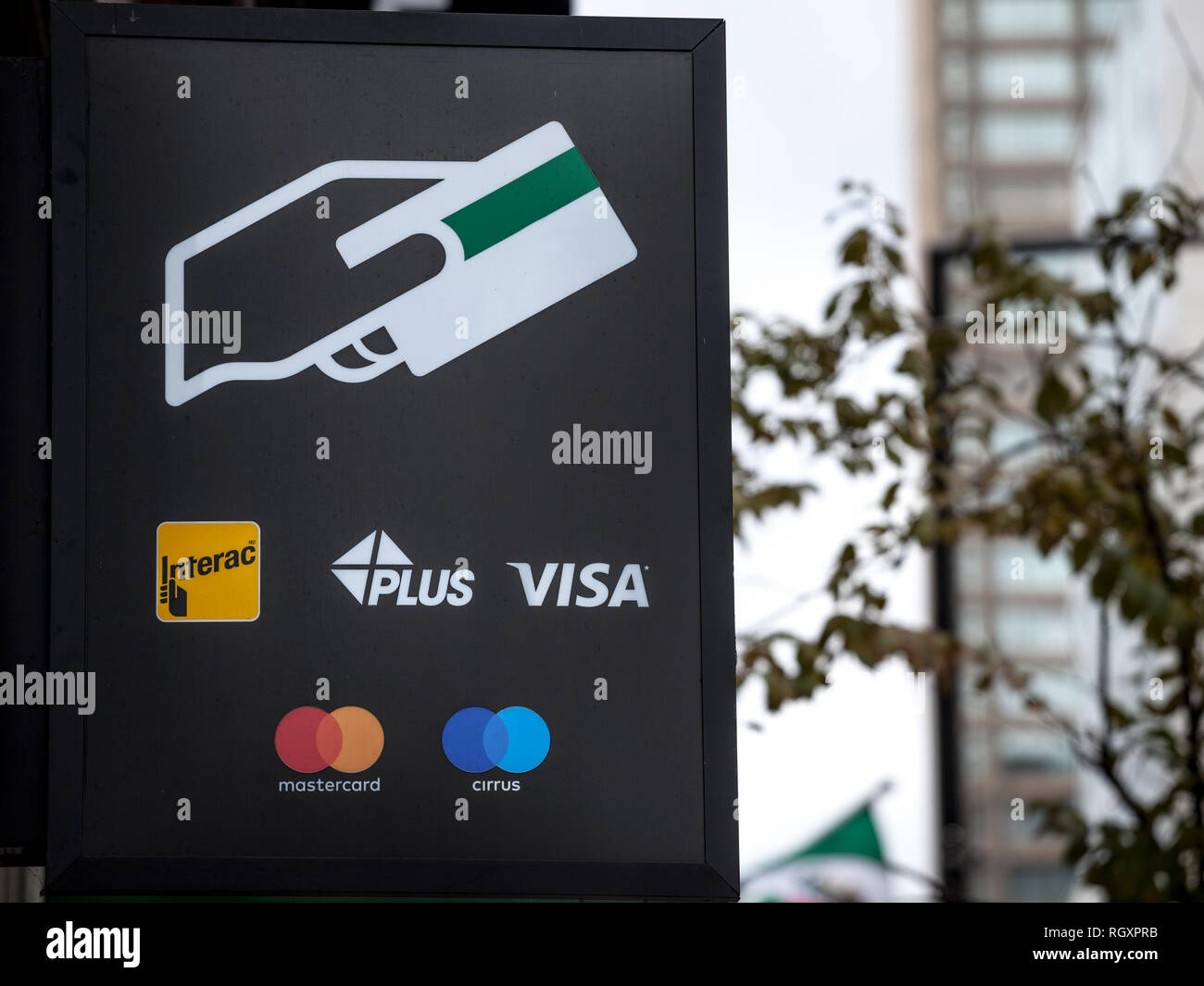 MONTREAL, KANADA - 7 November, 2018: Auf einem ATM mit den Logos, die die Kredit- und EC-Karten bezahlen akzeptiert, dass Visa, Mastercard gehören Zeichen, Stockfoto