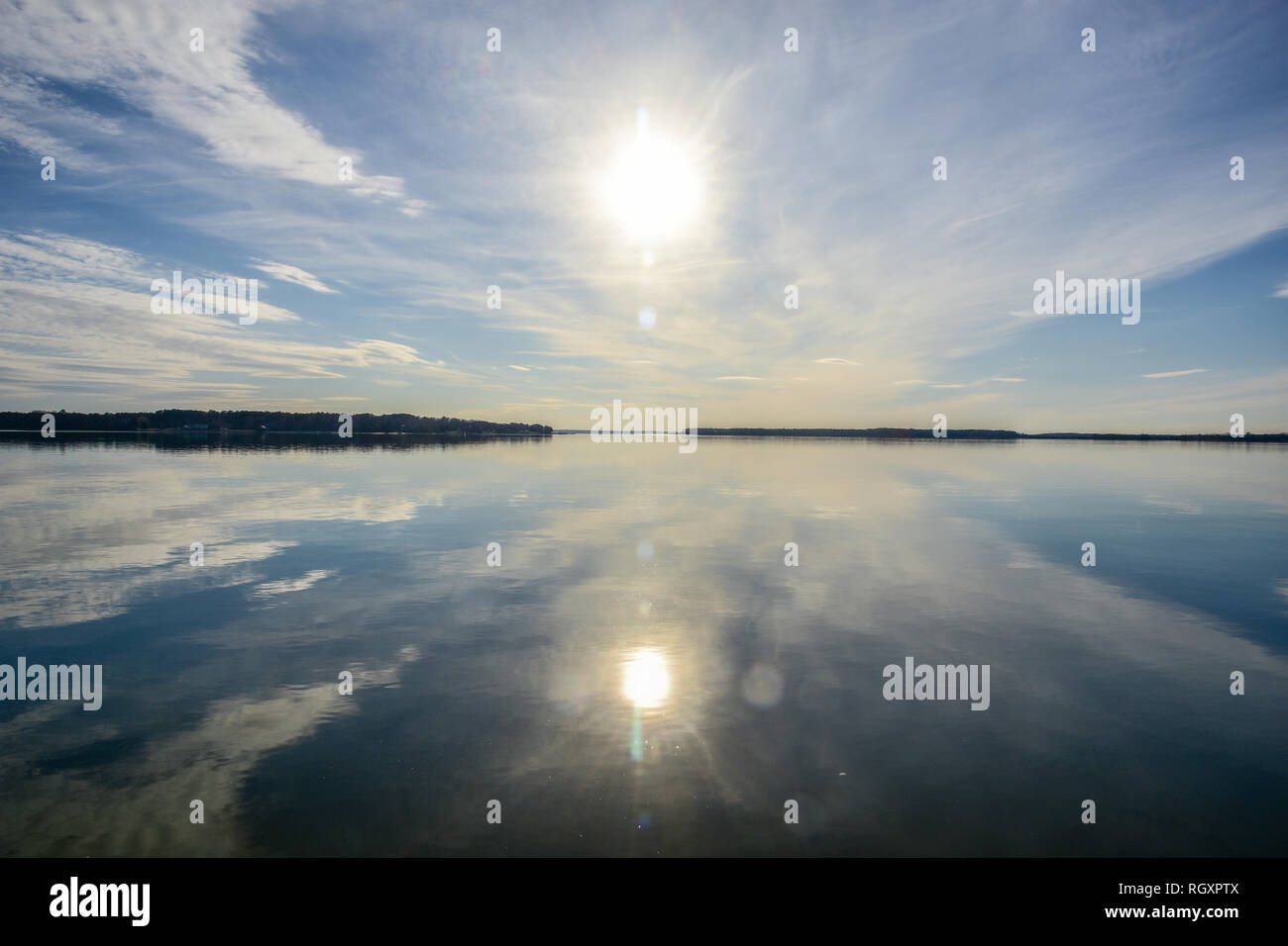 Noch Wasser von Breton Bay erstellen Sie ein Spiegelbild der späten Nachmittag Himmel. Stockfoto