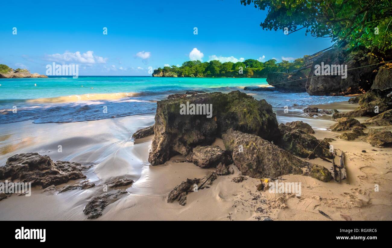 Jamaika Strand Meer Landschaft Beachscape Sand Tropen Karibik bunte Boston Bay Portland Felsen Wellen grünes Wasser blaues Wasser Himmel fremde Insel Stockfoto