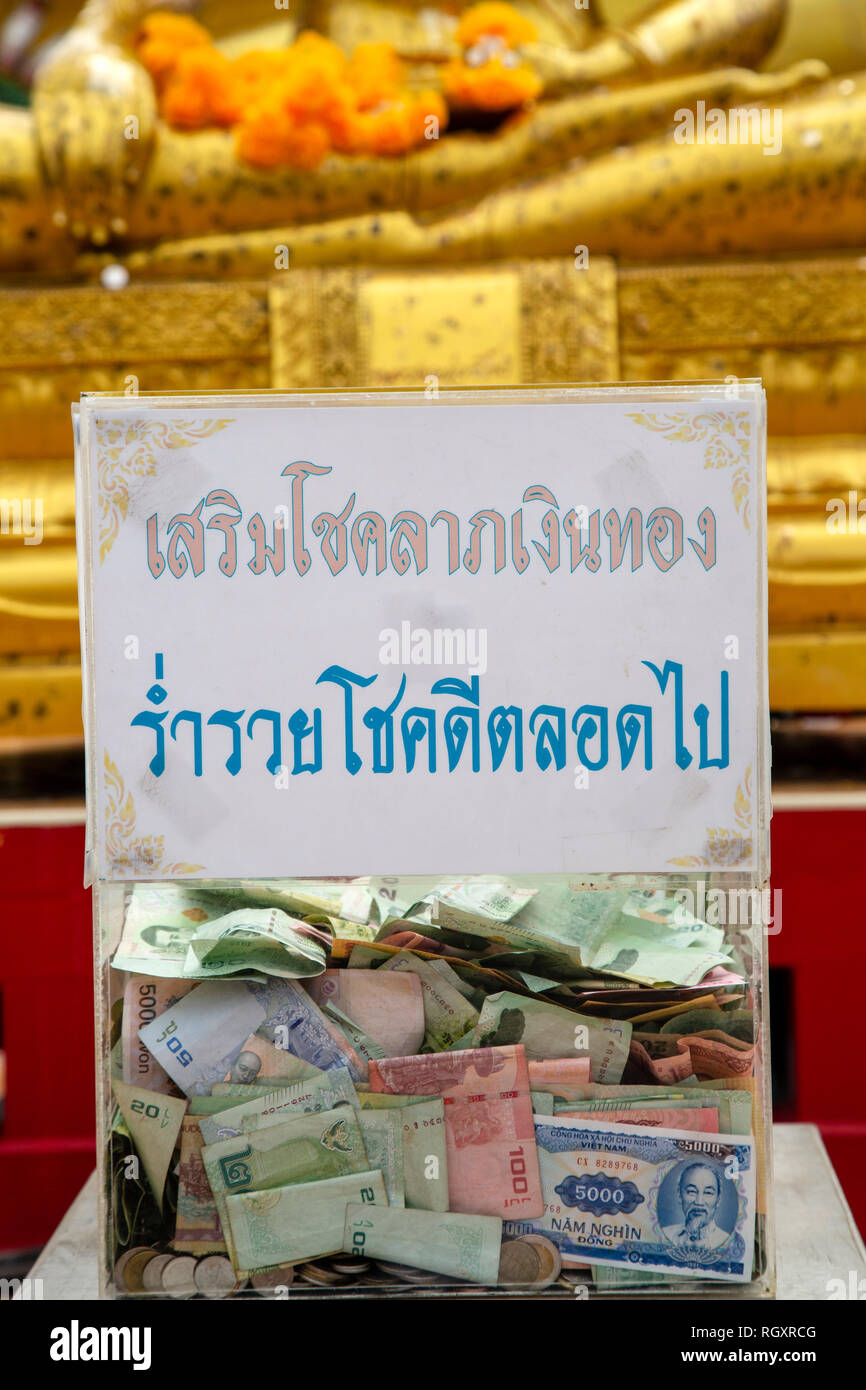 Die Anordnung der thailändischen Währung auf einem Geld Baum gespendet als religiöses Angebot in Wat Phra Yai auf Pratumnak Hügel in Pattaya, Thailand Stockfoto