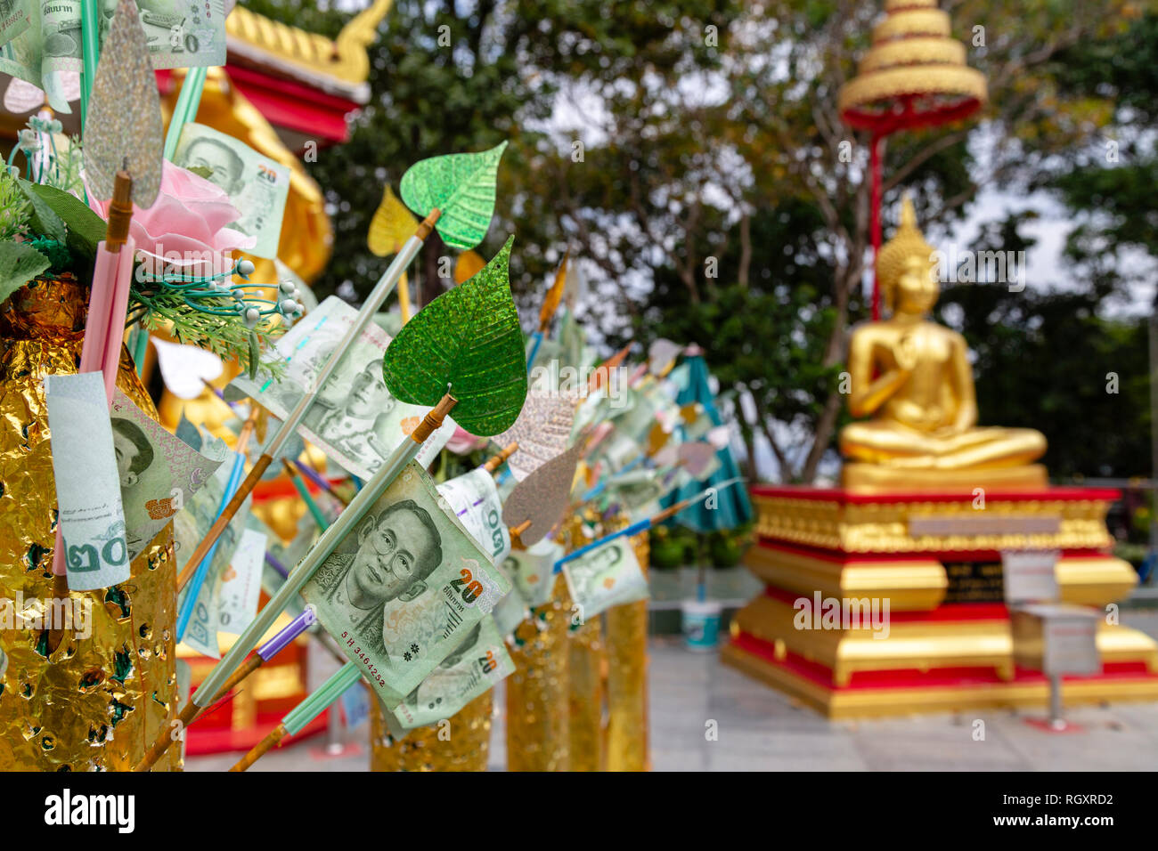 Die Anordnung der thailändischen Währung auf einem Geld Baum gespendet als religiöses Angebot in Wat Phra Yai auf Pratumnak Hügel in Pattaya, Thailand Stockfoto