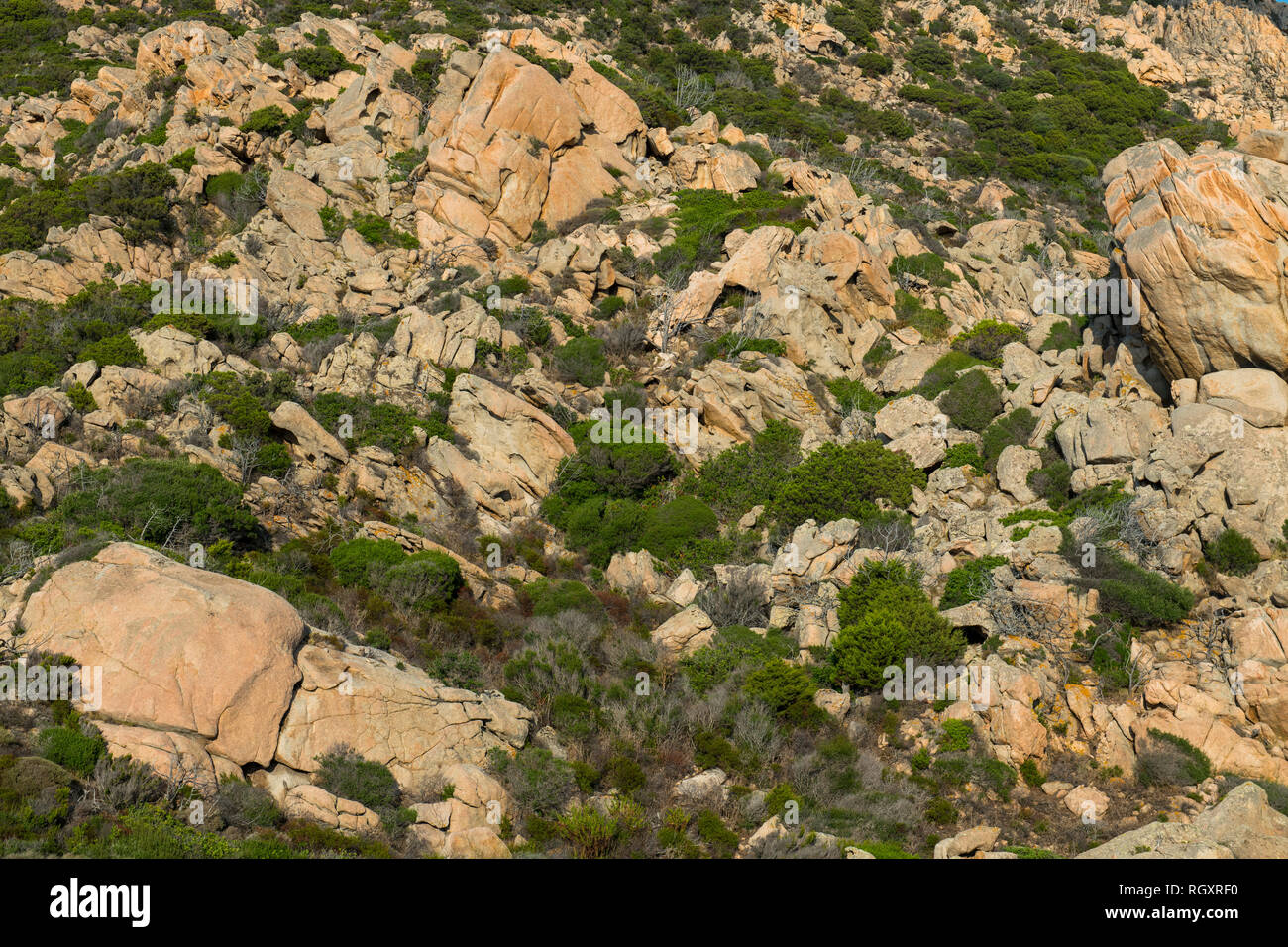 Blick auf Felsformationen und Geologie auf der Insel Maddalena, Sardinien, Italien. Stockfoto