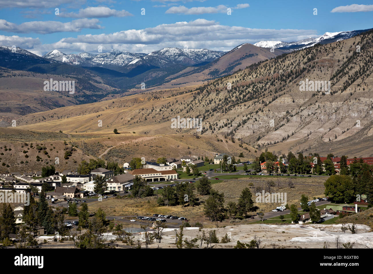 WY 03054-00 ... WYOMING - Die Stadt von Mammut gesehen von der oberen Terrasse in Mammoth Hot Springs, Yellowstone National Park. Stockfoto