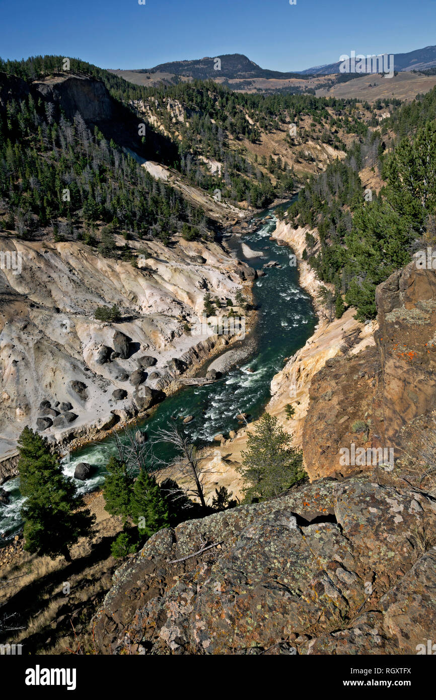 Mit Blick auf die Calcite Springs in der Schlucht des Yellowstone River aus dem Yellowstone River Picknickplatz Trail im Yellowstone National Park. Stockfoto