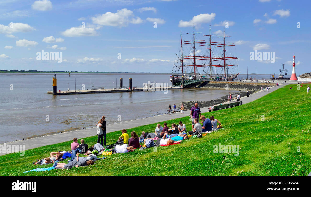 SeebÃ¤derkaje mit dem Leuchtturm Unterfeuer, Schiffe Sedow, Bremerhaven, Deutschland, Europa Stockfoto