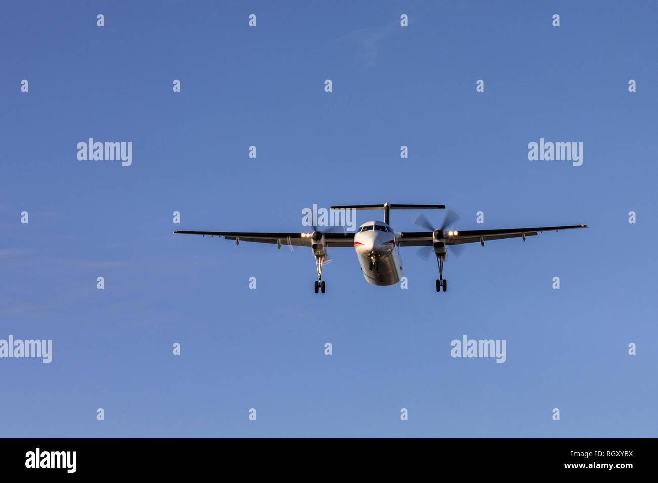 Fliegende Flugzeuge zur Landung vorbereiten Stockfoto