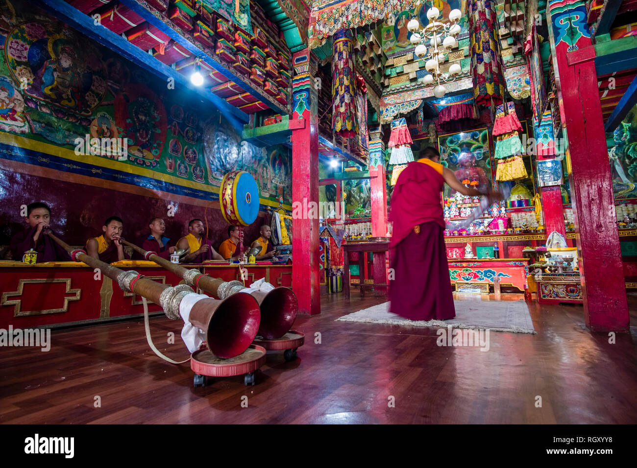 Mönche beten während einer Zeremonie im Kloster in der Stadt Im Kali Gandaki Tal Stockfoto