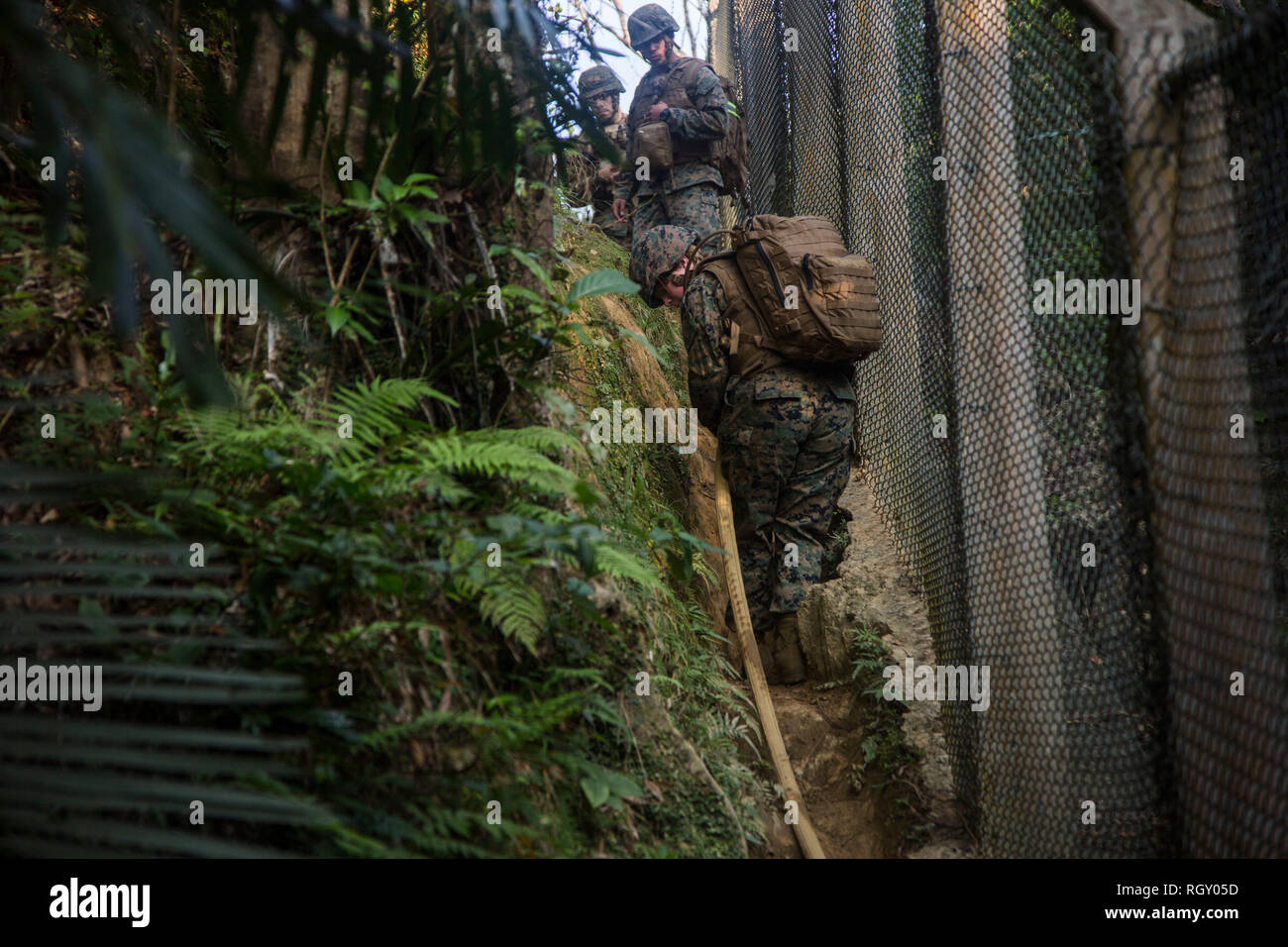 Us-Marines aus dem Marine Corps Installationen Pacific (MCIPAC) Durchführung von jährlichen Wieder im Sattel (BITS) Training im Camp Hansen, Okinawa, Japan, Jan. 30, 2019. BITS ist für Marines ihre jährlichen Schulungen ordnungsgemäß zu erfüllen. In diesem Jahr gab MCIPAC die Marines ihre Klassen, während sie durch eine Ausdauer Kurs laufen eine einzigartige Erfahrung zu bieten, während noch die Durchführung von Schulungen. (U.S. Marine Corps Foto von Lance Cpl. Kameron Herndon) Stockfoto