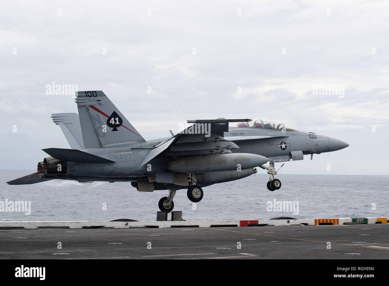 Us-Marine Kapitän Randy Peck, kommandierender Offizier der Flugzeugträger USS John C Stennis (CVN 74), und Cmdr. Desobry Bowens, Operations Officer von Carrier Airwing (Cvw) 9, starten Sie aus dem Cockpit in einem F/A-18F Super Hornet, Strike Fighter Squadron (VFA) 41 zugewiesen, im Indischen Ozean, Jan. 29, 2019. Die John C Stennis ist in die USA 7 Flotte Bereich für Maßnahmen zur Erhöhung der Sicherheit und Stabilität in der indopazifischen Region bereitgestellt. (U.S. Marine Foto von Massenkommunikation 3. Klasse gewähren G. Grady) Stockfoto