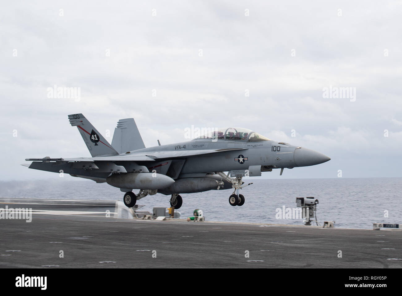 Us-Marine Kapitän Randy Peck, kommandierender Offizier der Flugzeugträger USS John C Stennis (CVN 74), und Cmdr. Desobry Bowens, Operations Officer von Carrier Airwing (Cvw) 9, starten Sie aus dem Cockpit in einem F/A-18F Super Hornet, Strike Fighter Squadron (VFA) 41 zugewiesen, im Indischen Ozean, Jan. 29, 2019. Die John C Stennis ist in die USA 7 Flotte Bereich für Maßnahmen zur Erhöhung der Sicherheit und Stabilität in der indopazifischen Region bereitgestellt. (U.S. Marine Foto von Massenkommunikation 3. Klasse gewähren G. Grady) Stockfoto