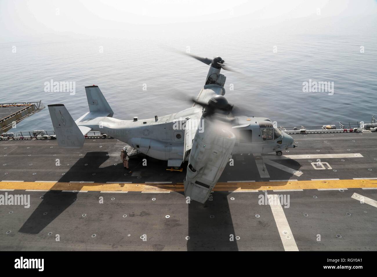 Eine MV-22 Osprey bereitet aus dem Flight Deck der Wasp-Klasse amphibisches Schiff USS Kearsarge (LHD3). Kearsarge ist in die USA 5 Flotte Bereich der Maßnahmen zur Unterstützung der Marine im Einsatz für die Stabilität und Sicherheit in der Region zu gewährleisten und verbindet das Mittelmeer und den Pazifischen Raum durch den westlichen Indischen Ozean und drei strategischen Punkten ersticken. (U.S. Armee Foto von SGT Franklin Moore) Stockfoto