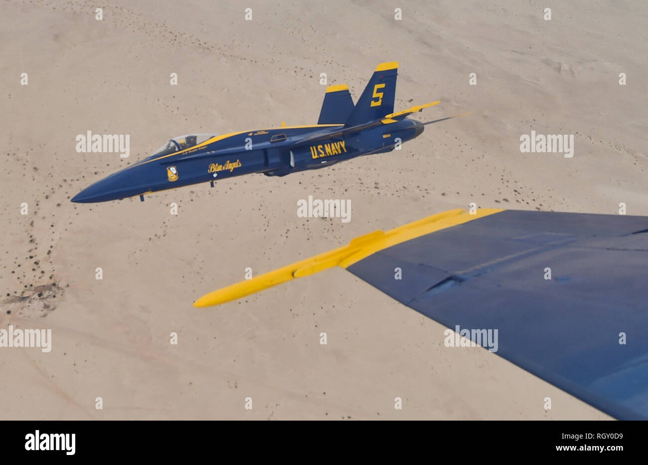 190129-N-UK 306-1055 EL Centro, Kalifornien (Jan. 29, 2019) Gegen solo Lt.Cmdr. Andre Webb, der U.S. Navy Flight Demonstration Squadron, die Blue Angels, fliegt neben führen solo Lt.Cmdr. Brandon Hempler während einer Ausbildung Flug. Der Blaue Engel sind die Durchführung von winter Training am Naval Air Facility El Centro, Kalifornien, in der Vorbereitung für die Saison 2019 zeigen. Das Team wird voraussichtlich 61 Flugvorführungen an 32 Standorten im Land der Stolz und die Professionalität der US Navy und Marine Corps zur Schau zu stellen, der amerikanischen Öffentlichkeit zu führen. (U.S. Marine Foto von Masse Communi Stockfoto