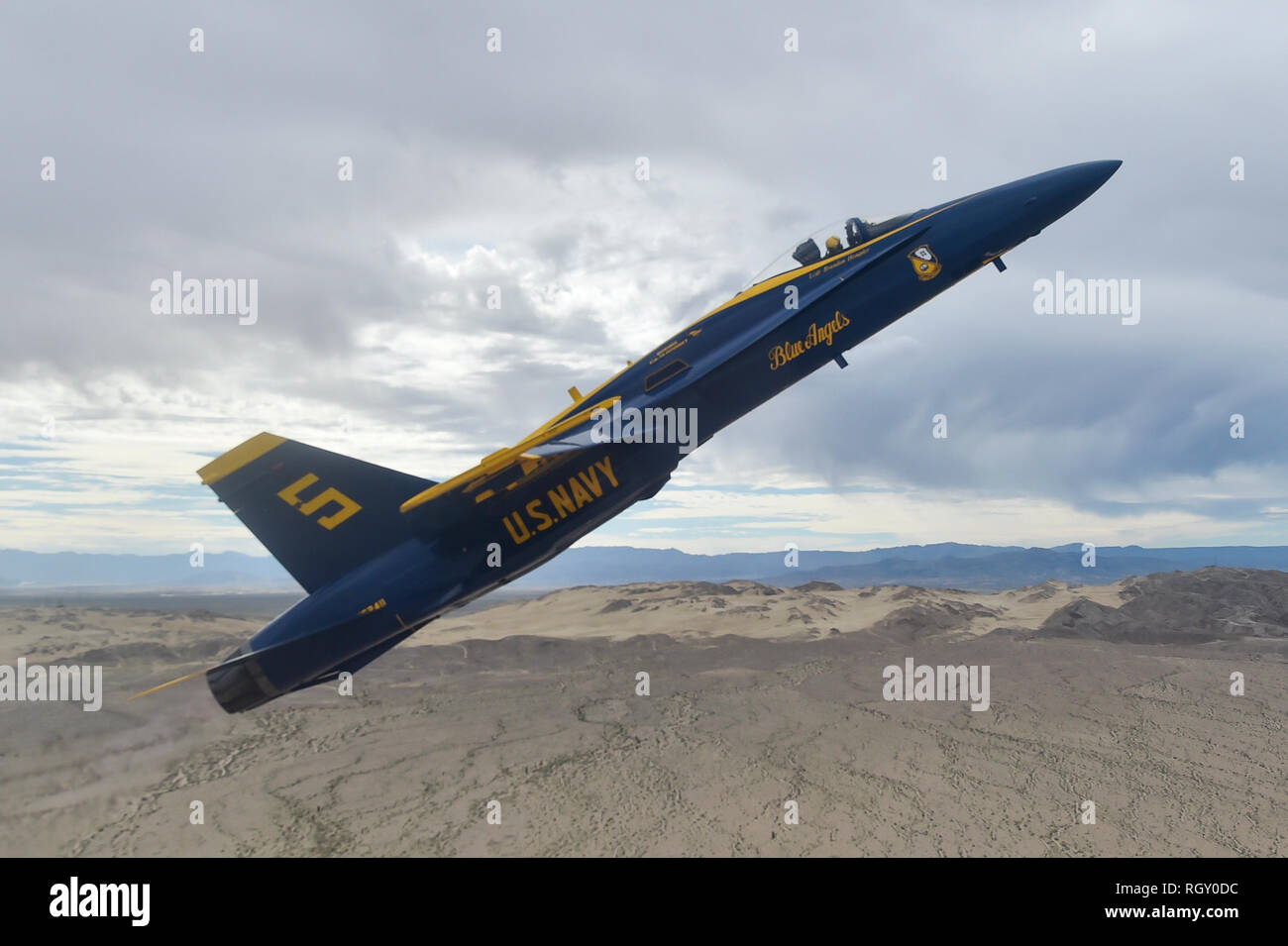 190129-N-UK 306-1324 EL Centro, Kalifornien (Jan. 29, 2019) Gegen solo Lt.Cmdr. Andre Webb, der U.S. Navy Flight Demonstration Squadron, die Blue Angels, fliegt neben führen solo Lt.Cmdr. Brandon Hempler während einer Ausbildung Flug. Der Blaue Engel sind die Durchführung von winter Training am Naval Air Facility El Centro, Kalifornien, in der Vorbereitung für die Saison 2019 zeigen. Das Team wird voraussichtlich 61 Flugvorführungen an 32 Standorten im Land der Stolz und die Professionalität der US Navy und Marine Corps zur Schau zu stellen, der amerikanischen Öffentlichkeit zu führen. (U.S. Marine Foto von Masse Communi Stockfoto