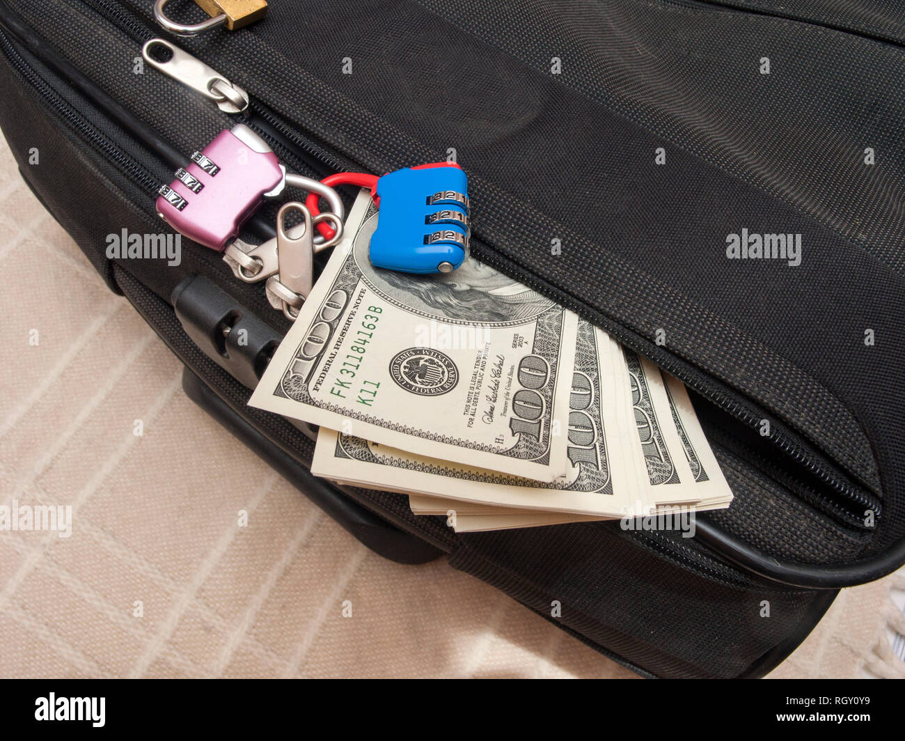 Us Dollar Banknoten In Einem Koffer Nahaufnahme Konzept Der Schmuggel Stockfotografie Alamy
