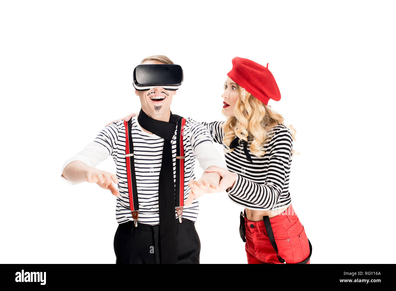 Mann mit Schnurrbart mit Virtual reality Headset in der Nähe Angst Freundin isoliert auf weißem Stockfoto