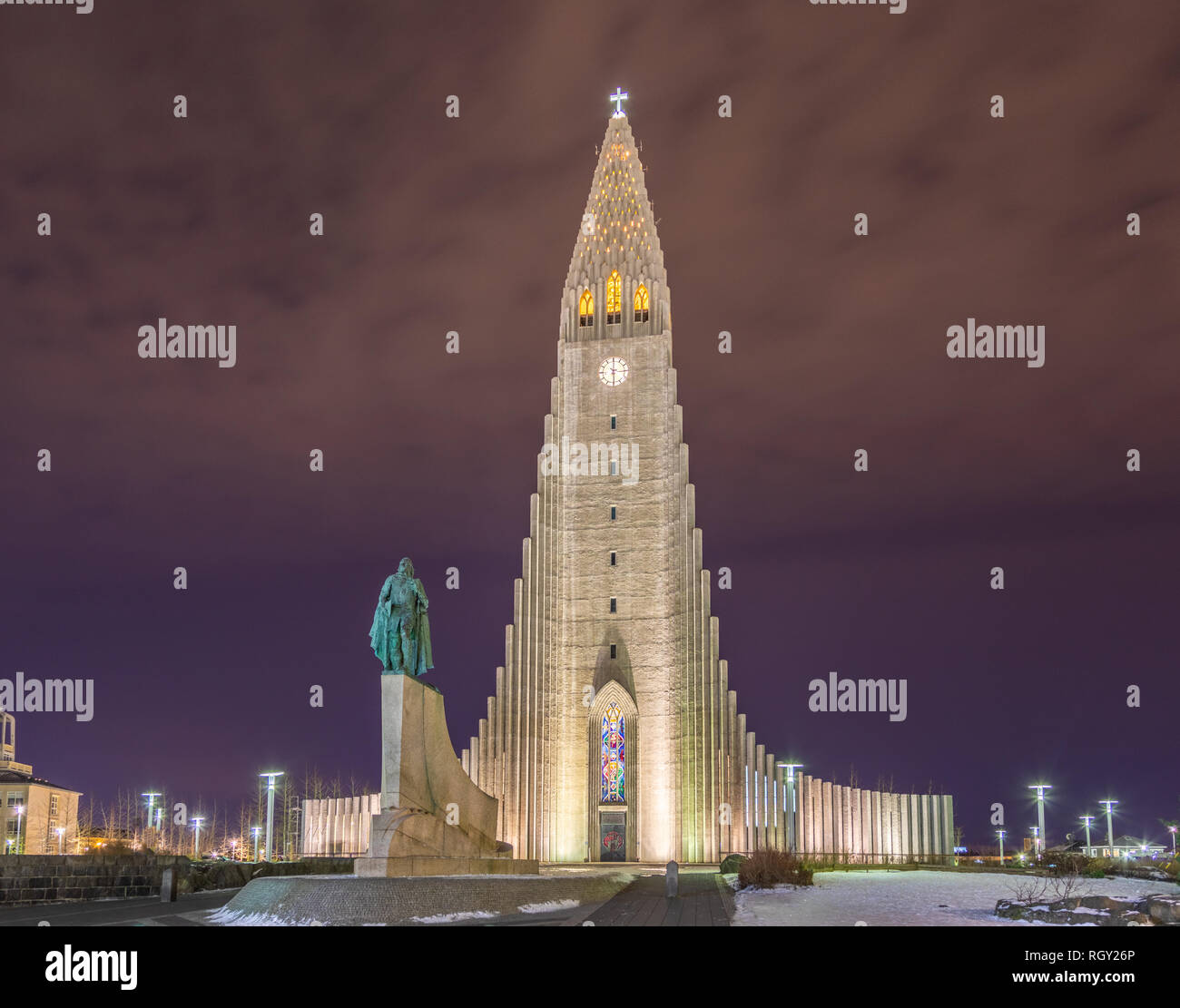 Hallgrimskirkja, das höchste Kirche in Reykjavik, Island. Berühmte Scandanavian Dom bei Nacht. Stockfoto