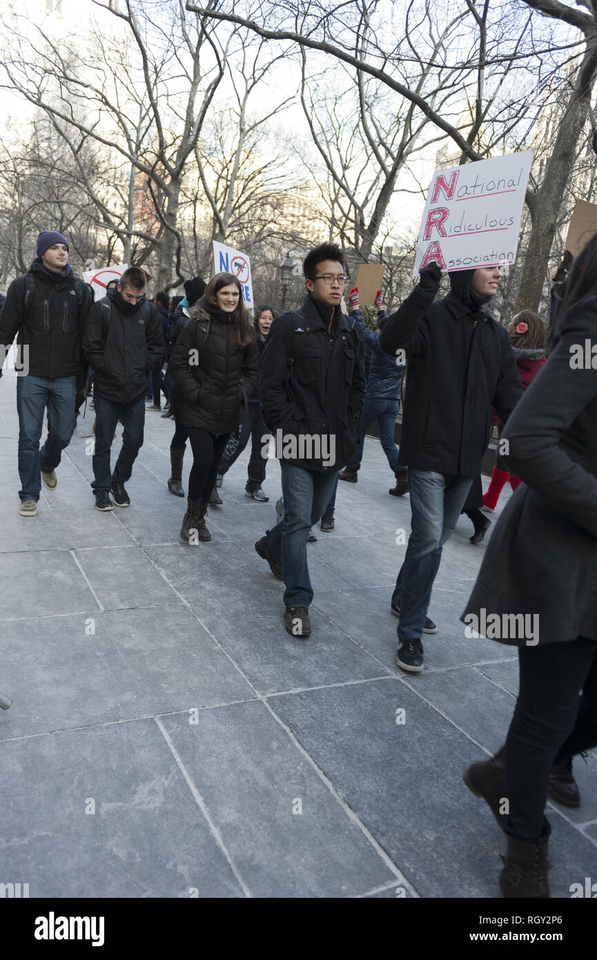 Studenten für Waffenbesitz Kundgebung am Rathaus in Manhattan, am 4. Februar 2013. Schüler aus der Dalton School inszenierte die anti-gun Protest Stockfoto
