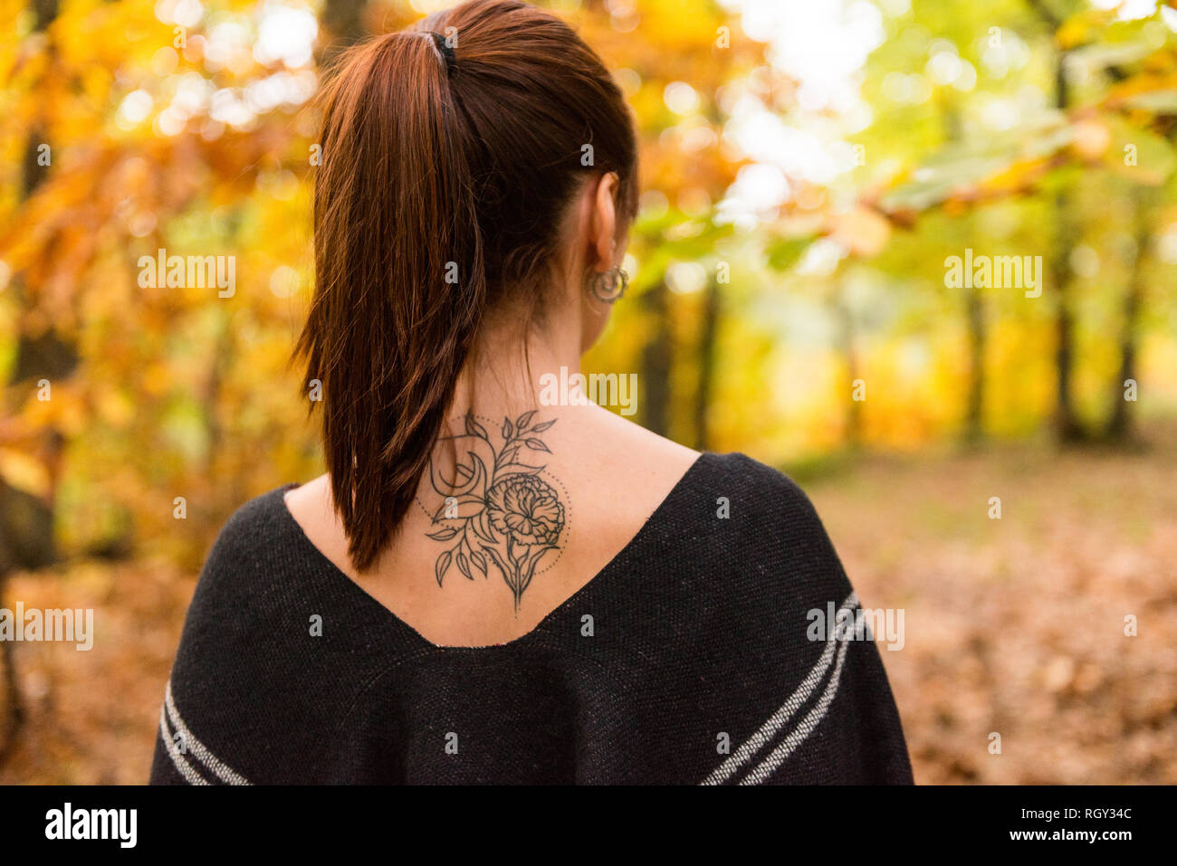 Tattoo Auf Dem Rucken Einer Frau Stockfotos Und Bilder Kaufen Alamy
