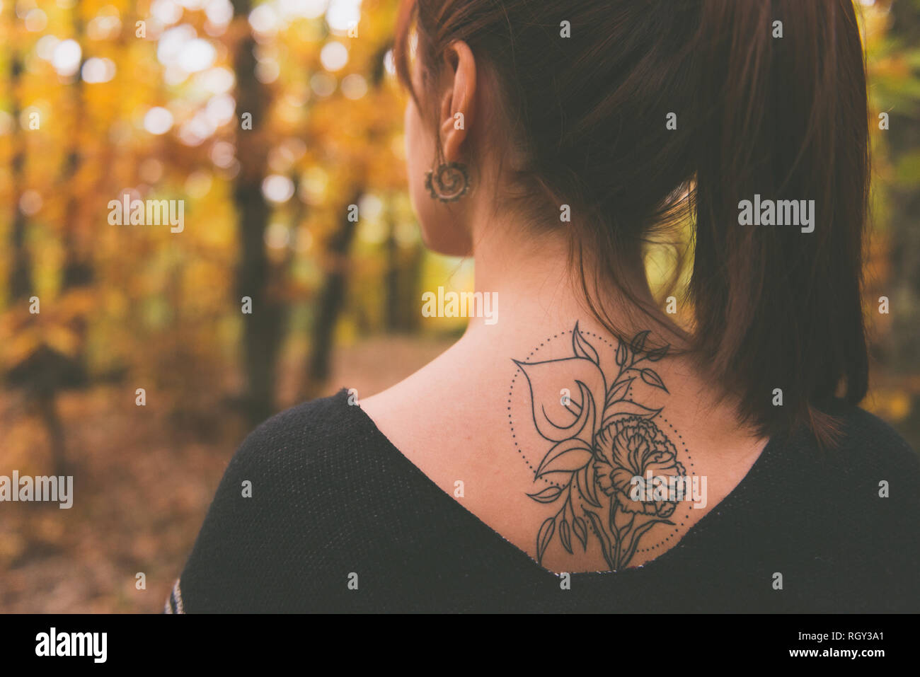 Tattoo Auf Dem Rucken Einer Frau Stockfotos Und Bilder Kaufen Alamy