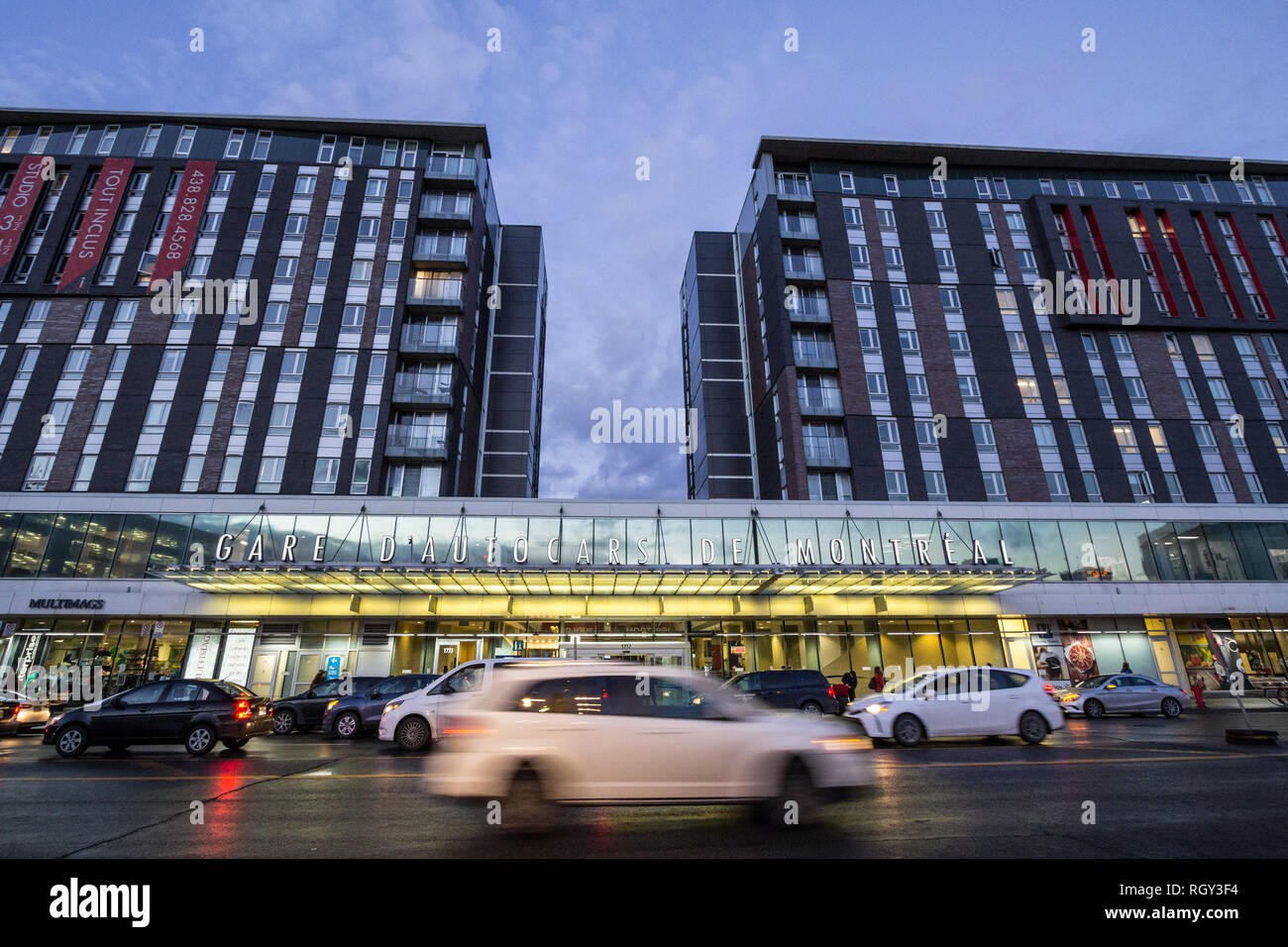 MONTREAL, KANADA - 6. NOVEMBER 2018: Hauptgebäude der Montreal Bus Termian (Gare d'Autobus de Montreal) in der Nacht auf der Rue Berri Street mit Autos, Co Stockfoto