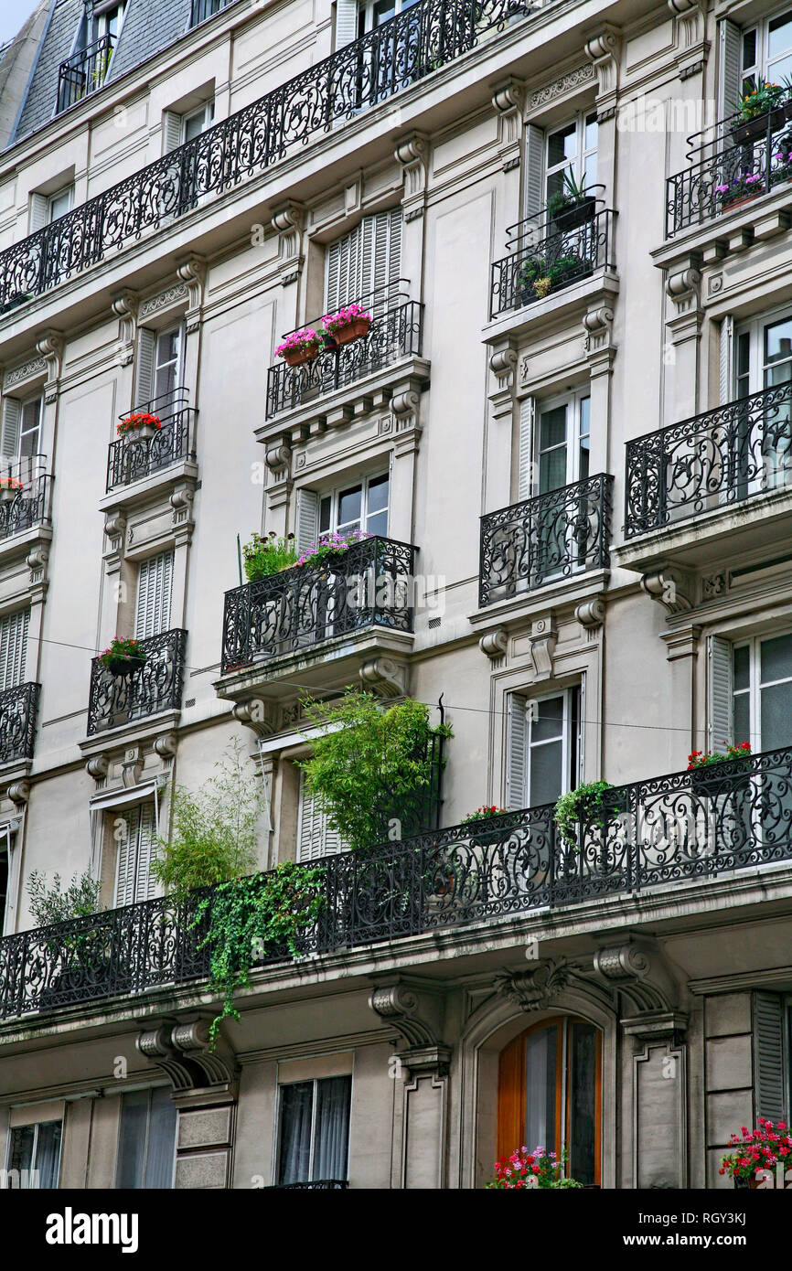 Fassade und Balkonen der Wohnung Gebäude mit kunstvoll verzierten typische Architektur aus dem 19. Jahrhundert im Zentrum von Paris. Stockfoto