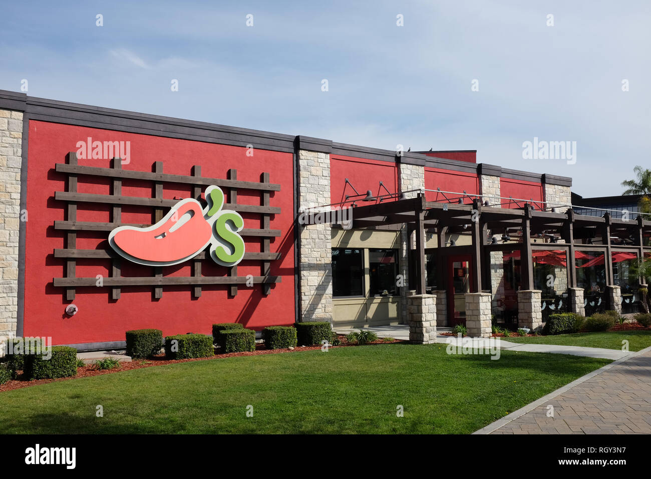 LONG BEACH, Kalifornien - Jan 30, 2019: Chilis Restaurant am Ufer fahren. Das Restaurant ist in der Nähe des Convention Center und Aquarium, den Jachthafen und Dow Stockfoto