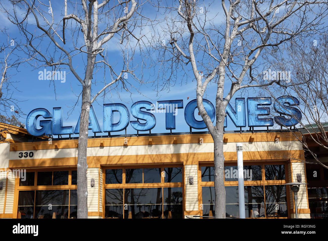 LONG BEACH, Kalifornien - Jan 30, 2019: Zeichen an Gladstones Restaurant auf Pine und Shoreline Drive, einem gehobenen Seafood Restaurant ist spezialisiert auf shellf Stockfoto