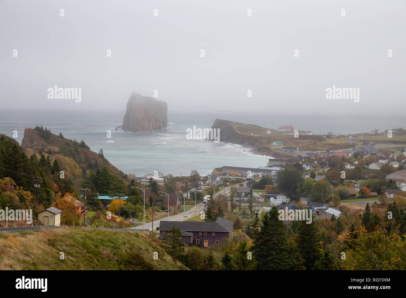 Wunderschöne Aussicht auf eine wunderschöne, moderne Stadt an der Atlantik Küste während ein DUNSTIGER Tag. In Perce, Quebec, Kanada. Stockfoto