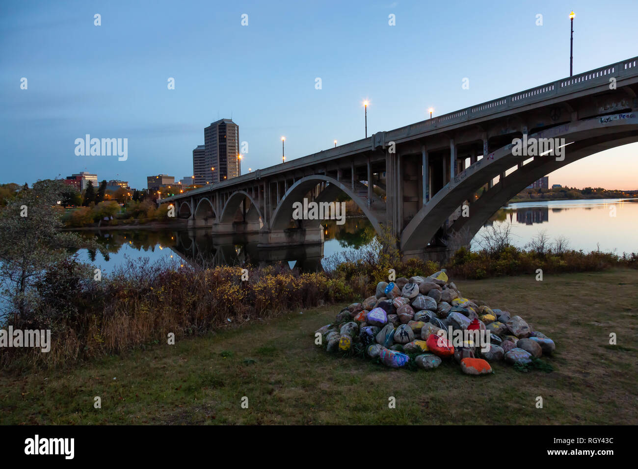 Saskatoon, Saskatchewan, Kanada - 26. September 2018: Broadway Bridge während einer lebhaften Sonnenaufgang. Stockfoto