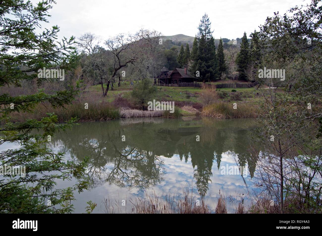 Der Phoenix See Blockhaus steht am Ufer des Phoenix See im Marin Municipal Water District. Es gibt Wanderwege rund um den See. Stockfoto