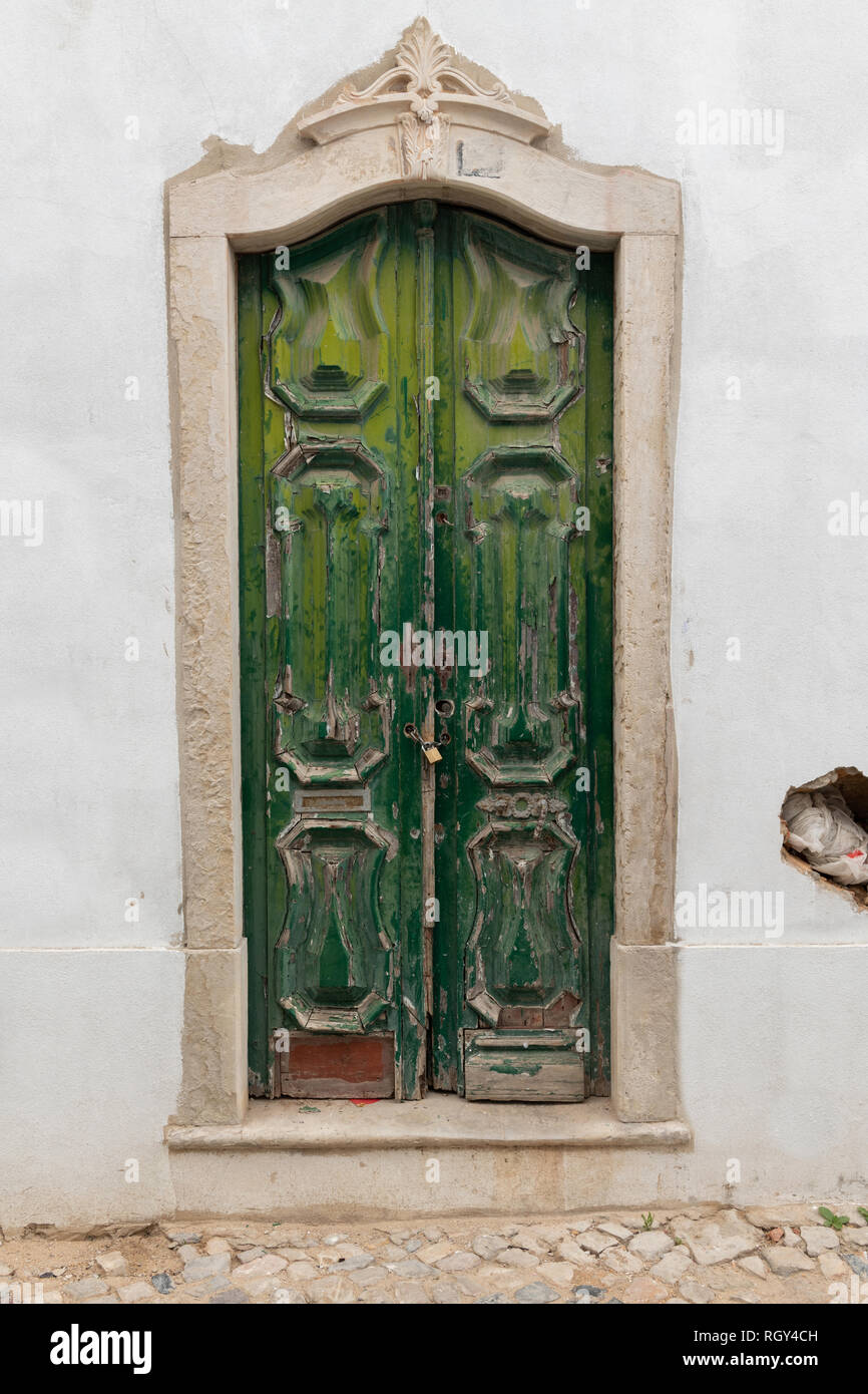 Alte Türen und Fenster in Portugal Stockfoto