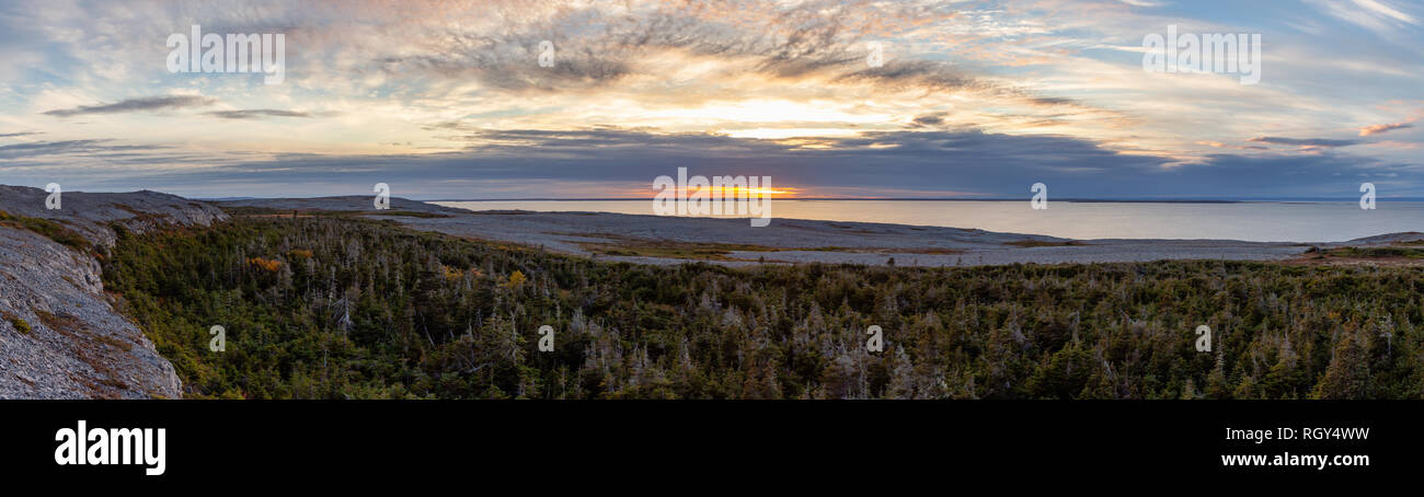 Malerische kanadischen Landschaft Blick auf den Atlantik Küste während einem bewölkten Sonnenuntergang. In verbrannter Kap Ecological Reserve, Raleigh, Neufundland, Cana genommen Stockfoto