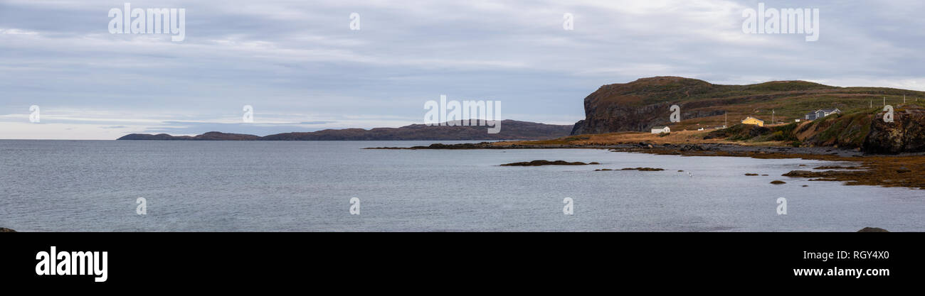 Kleine Stadt am Atlantik Küste während einem bewölkten Abend. Im Heu Cove, nördlichen Newfounland, Kanada. Stockfoto