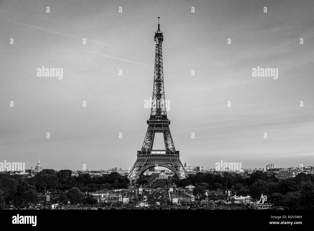 Paris, Frankreich, 30. September 2018: Anzeigen der Eiffelturm mit bedecktem Himmel in Schwarz und Weiß. Stockfoto