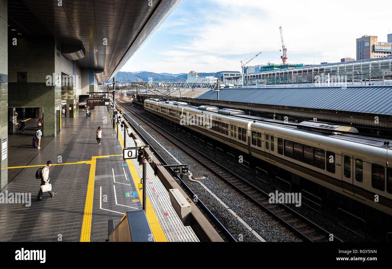 Osaka, Japan, November 21, 2018: Reisende warten Zug auf der Plattform an der Osaka Station. Stockfoto