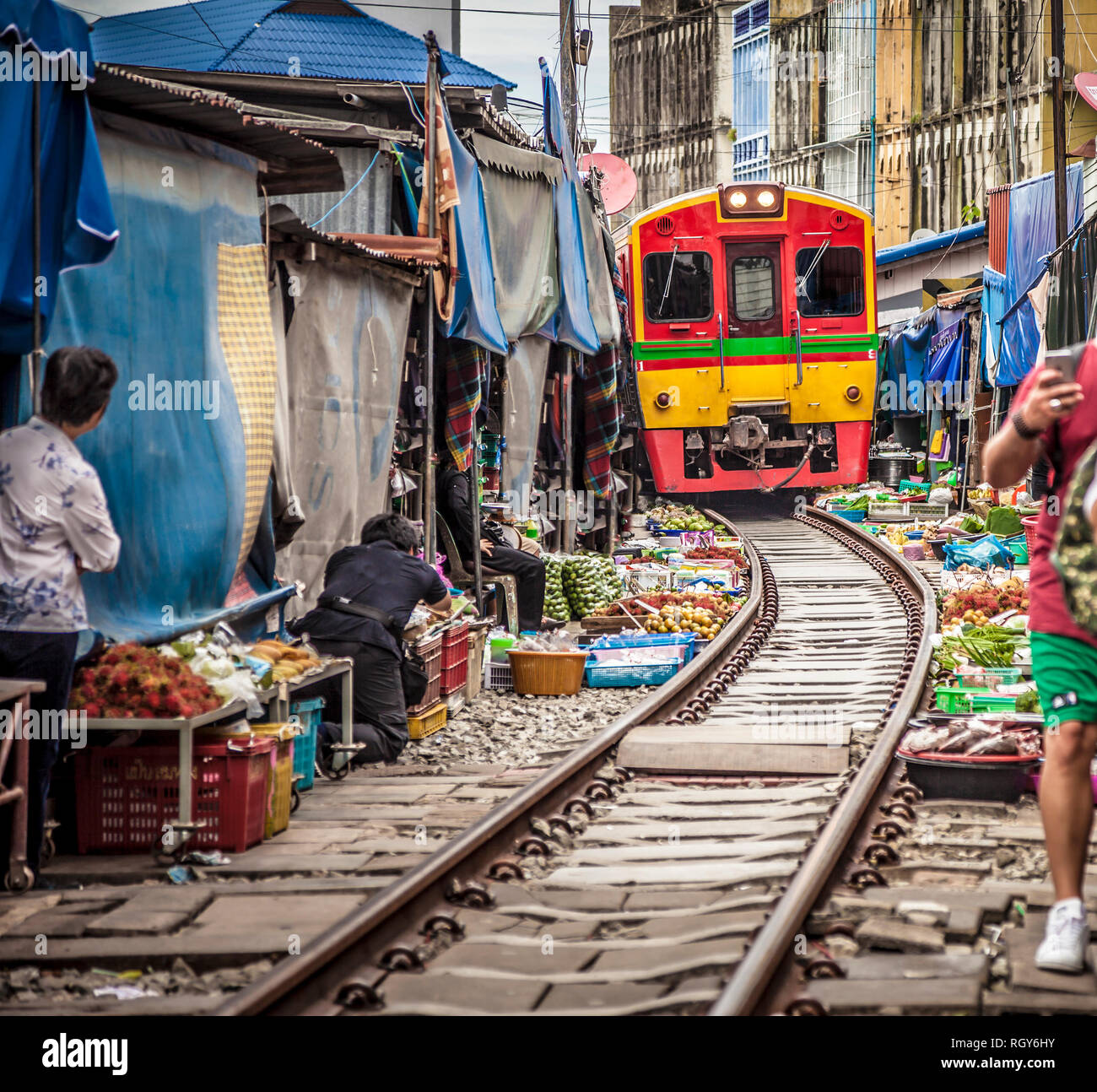 Maeklong Railway Market, einem lokalen Markt häufig Siang Tai (Lebens-) Markt riskieren. Es gilt als eines der erstaunlichen - Thailand Attraktionen. Spreadi Stockfoto