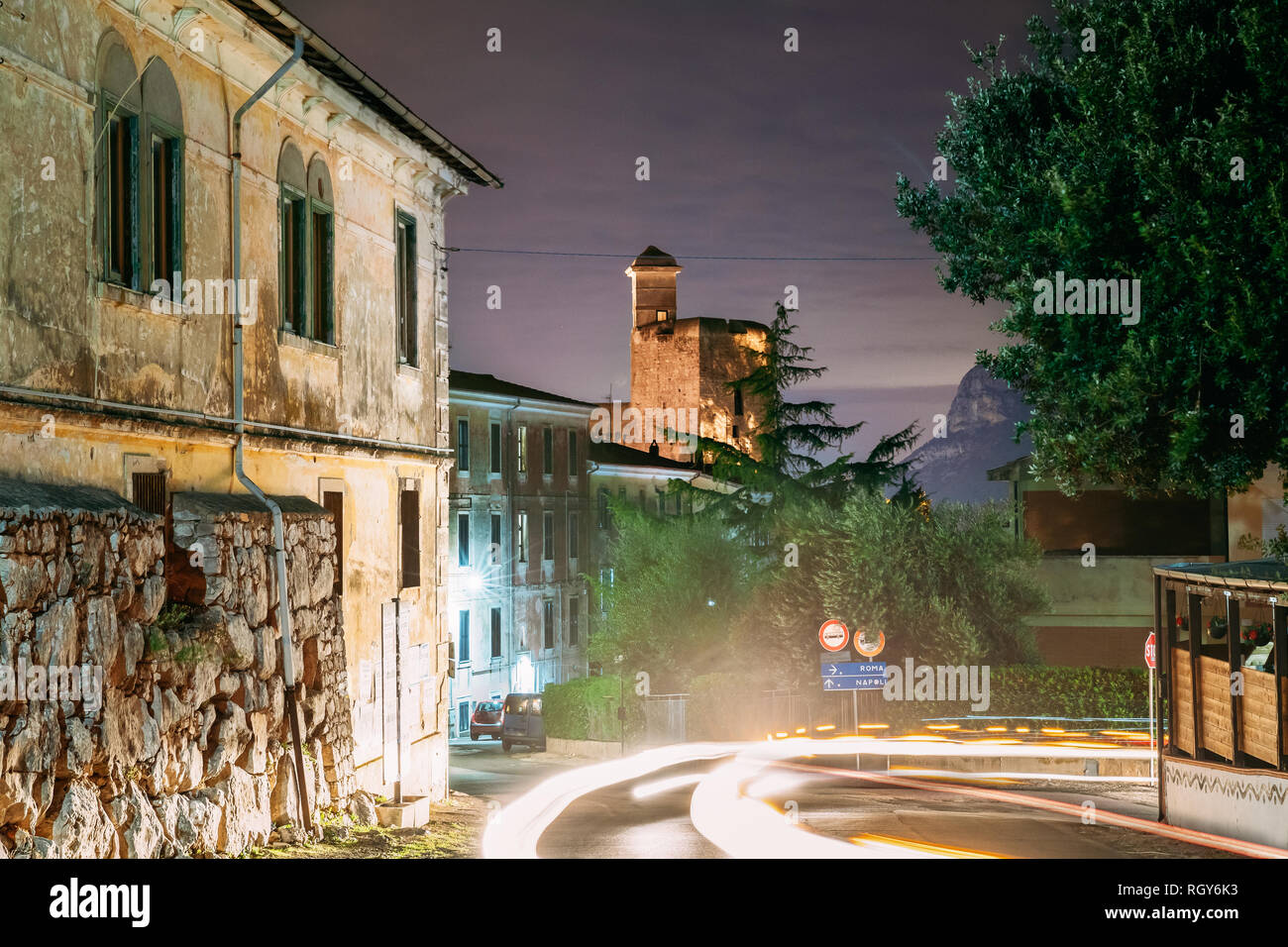 Terracina, Italien. Schloss Castello Frangipane im Hintergrund, im Abend Nacht Illuminationen. Stockfoto