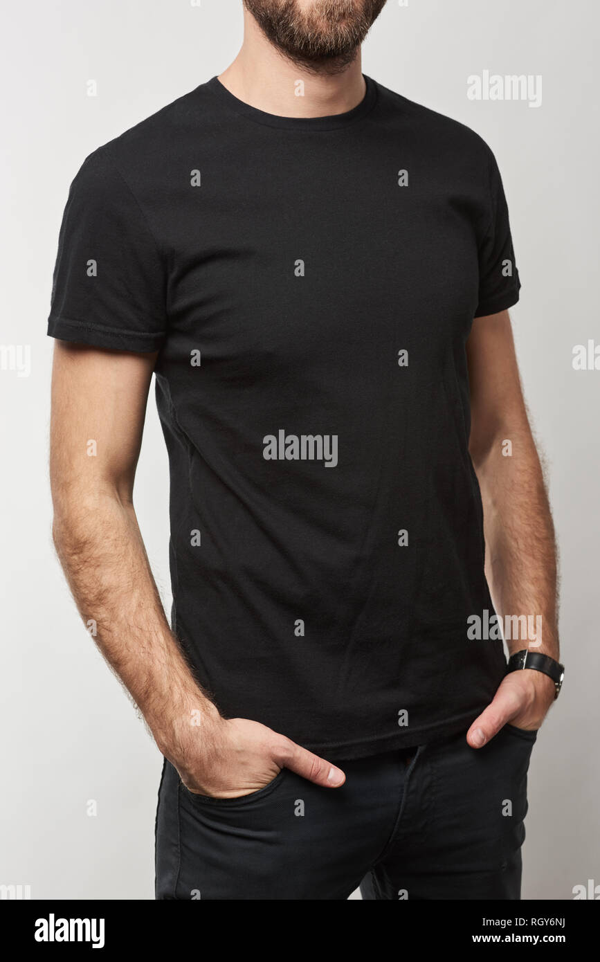 7/8-Ansicht der Mann im schwarzen T-Shirt mit Kopie Raum isoliert auf weißem Stockfoto