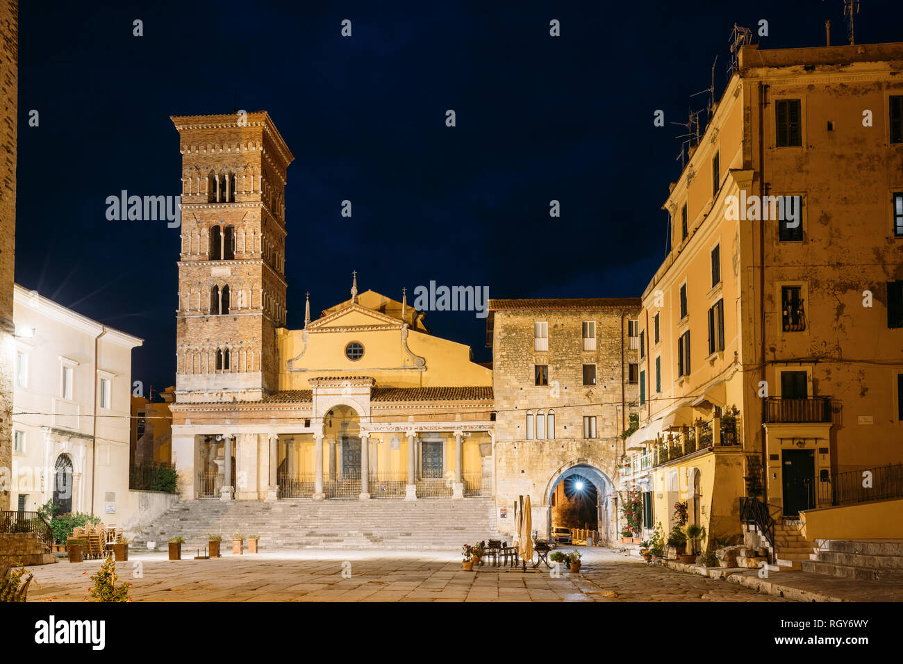 Terracina, Italien. Turm der Kathedrale von San Cesareo in der Nacht. Es Auf dem Podium des Tempels von Roma und Augustus gebaut. Stockfoto