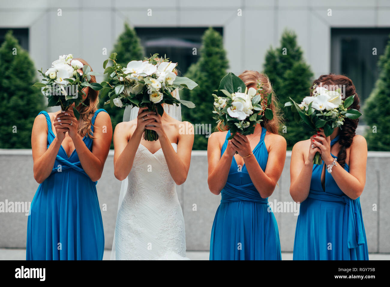 Hochzeit Blumen in der Hand der Braut und ihre Brautjungfern. Ein Fest für Bräute Stockfoto