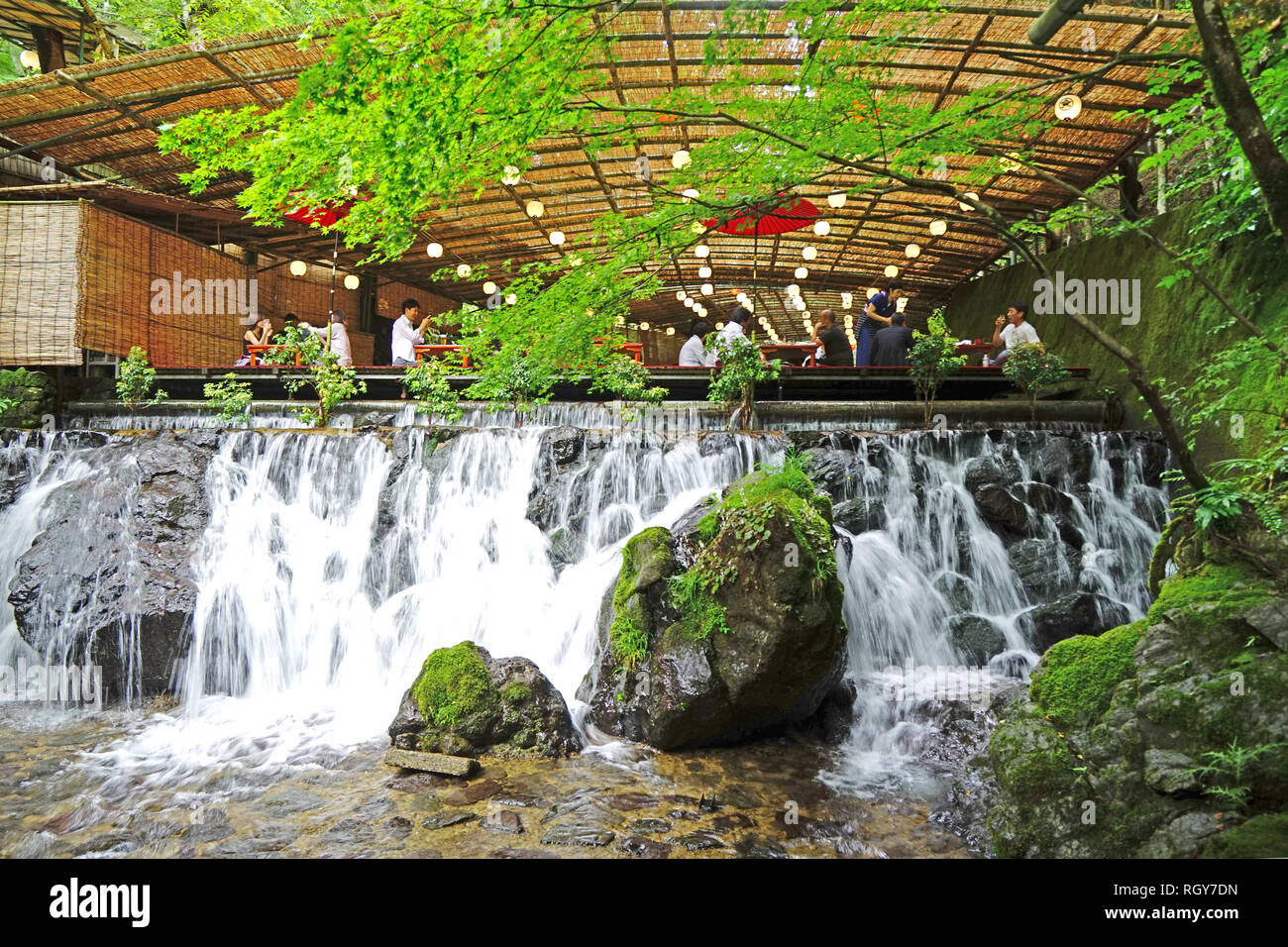 Die Japan traditionelle Restaurant im Freien, Zen-Garten, Wasserfall, grüne Pflanzen und Bäume Stockfoto