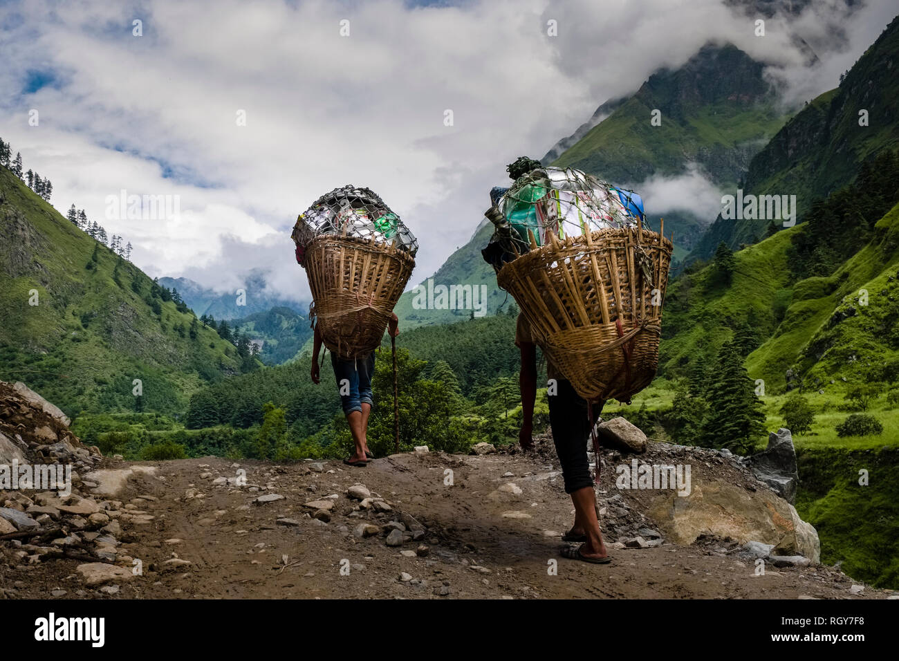 Zwei Träger Tragen schwerer Lasten in einem Korb die Kali Gandaki Tal Stockfoto