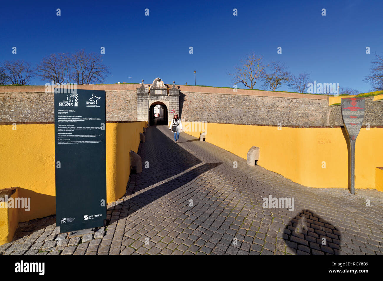 Frau mit weißer Winter Jacke verlassen historische Festung gate Stockfoto