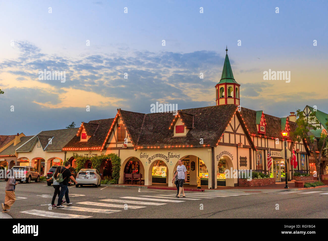 Solvang, Kalifornien, Vereinigte Staaten - 10 August 2018: Geschenk Shop im Dänischen Dorf, Kalifornien bei Dämmerung. Typische Architektur von Solvang, berühmten Stockfoto