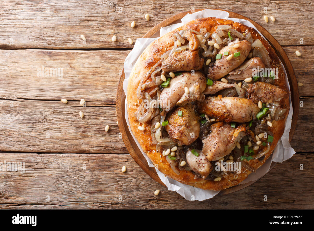 Palästinensischen musakhan oder sumach Huhn closeup auf einem Teller auf den Tisch. horizontal oben Ansicht von oben Stockfoto