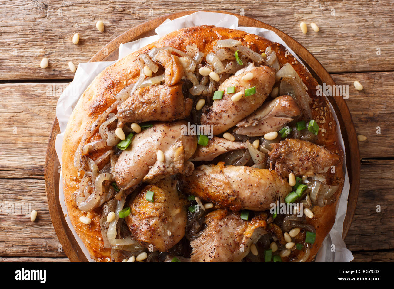 Huhn mit sumach und Zwiebeln mit Fladenbrot tabu Close-up auf einem Teller auf den Tisch. horizontal oben Ansicht von oben Stockfoto