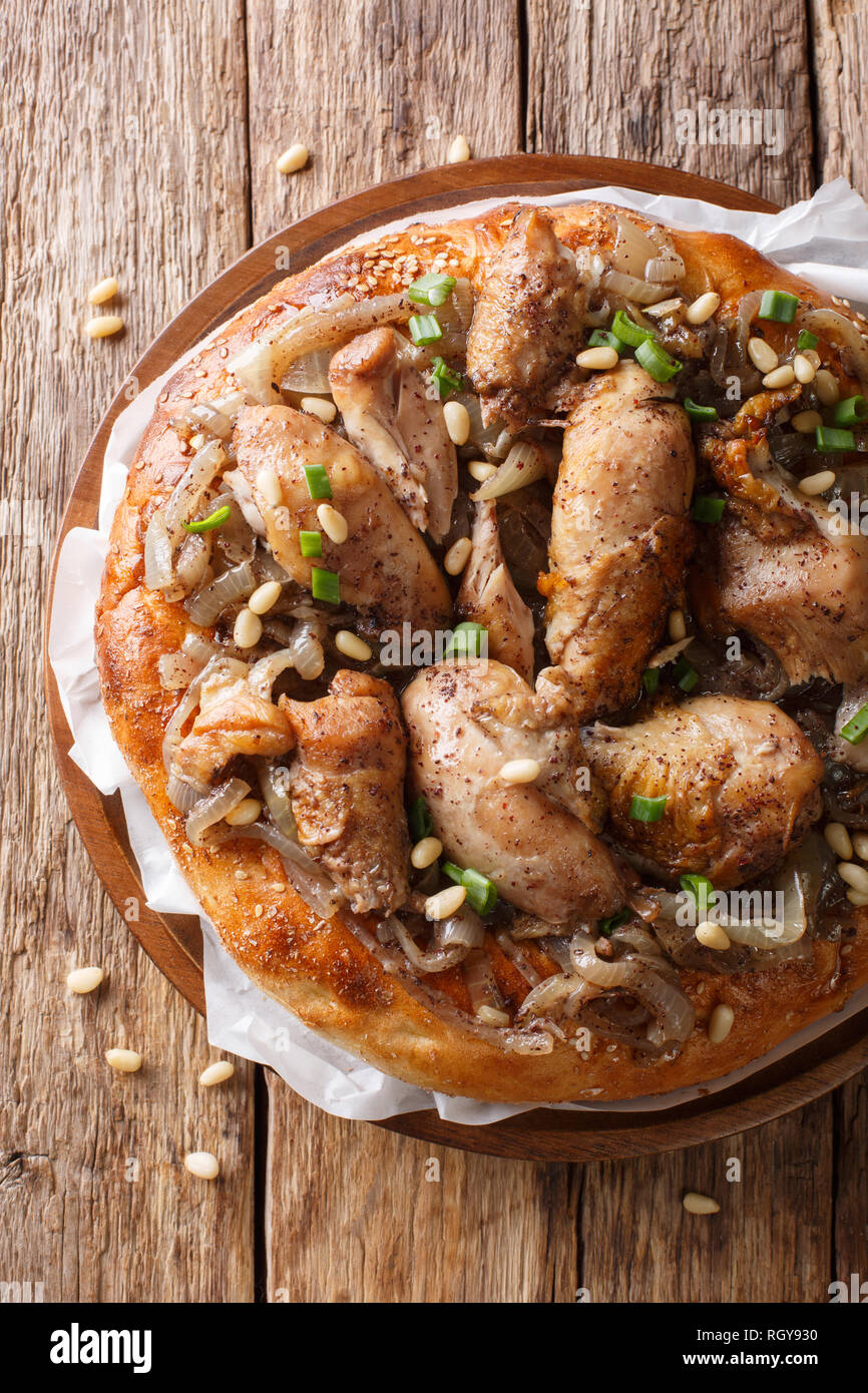 Huhn mit sumach und Zwiebeln mit Fladenbrot tabu Close-up auf einem Teller auf den Tisch. Vertikal oben Ansicht von oben Stockfoto