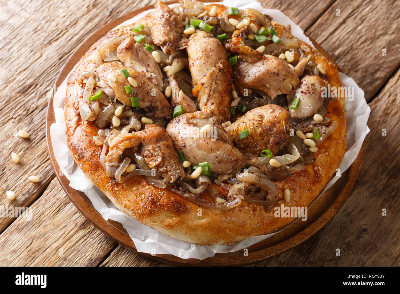 Palästinensischen musakhan oder sumach Huhn closeup auf einem Teller auf den Tisch. Horizontale Stockfoto
