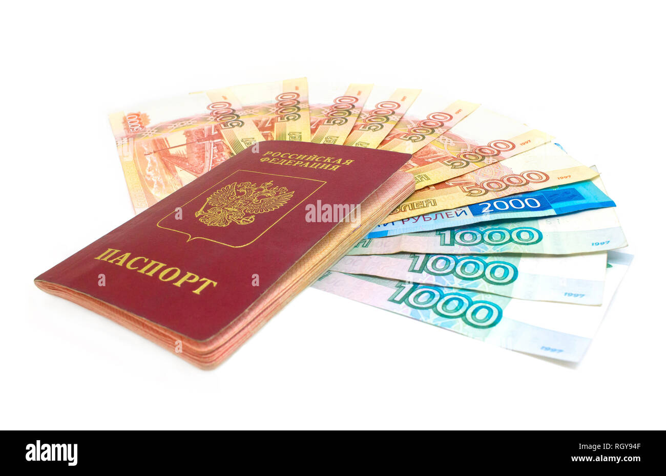 Russischer Reisepass mit Geld auf weißem Hintergrund. Russischer Rubel Banknote Bargeld. Stockfoto